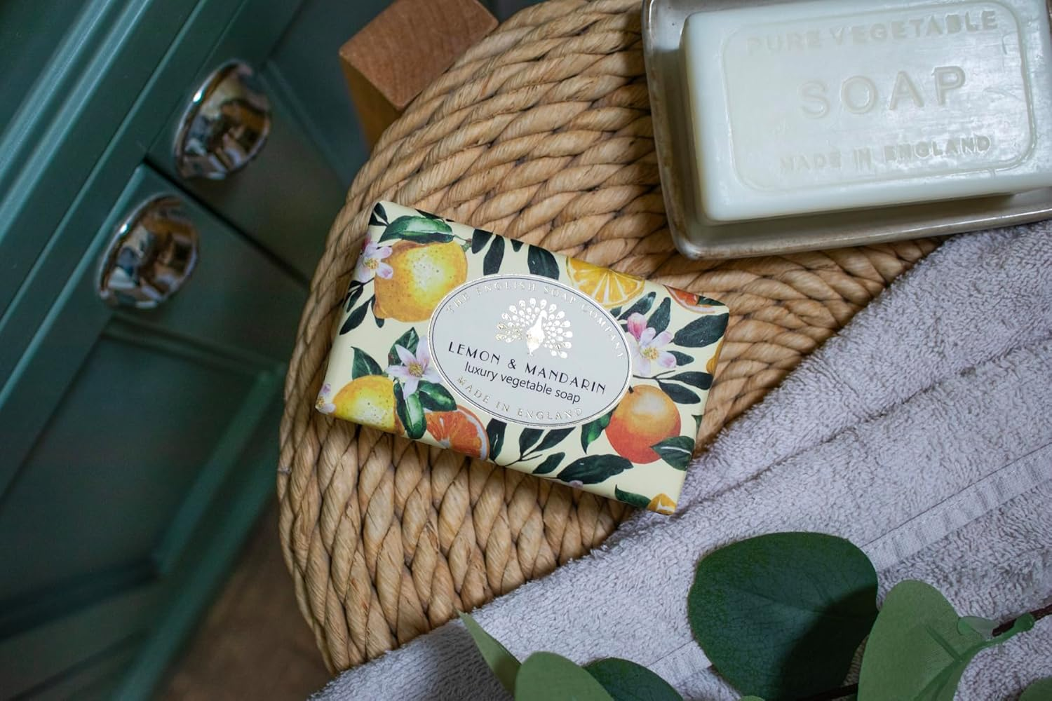 The English Soap Company Vintage Wrapped Soap Bar, Lemon Mandarin Shea Butter Soap Bar, Moisturising Soap Bar for Face and Body, Lemon Mandarin Scent 190G image number 2