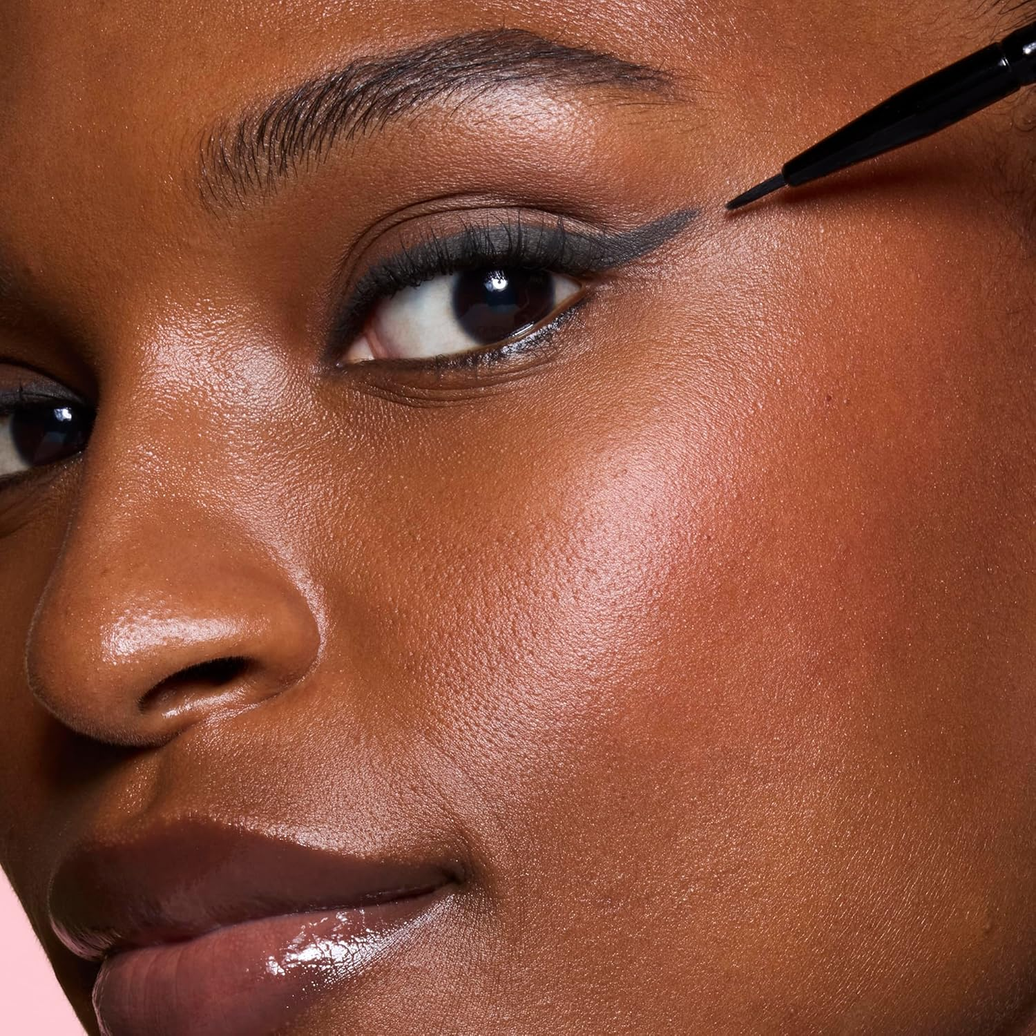 E.L.F. Ultra-Fine Eyeliner Brush, Fine, Pointed Brush for Precise Eye Make-Up, Perfect for Liquid, Gel and Kajal Eyeliner, Vegan and Cruelty Free image number 5