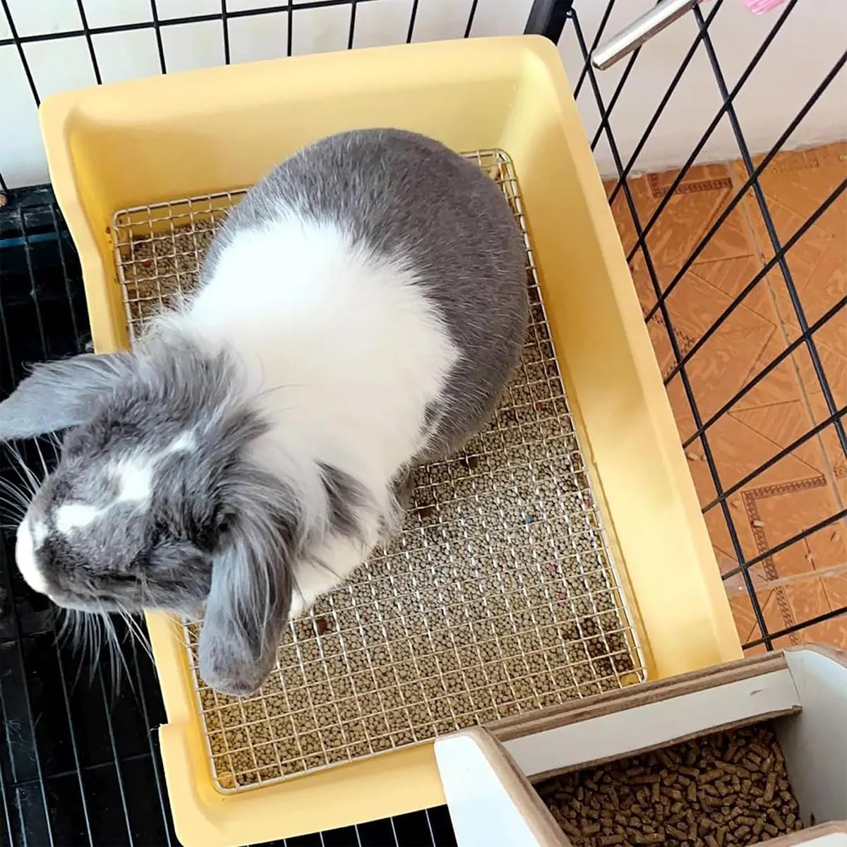 AIMALL Rabbit Small Animal Corner Litter Box with Stainless Steel Grate, Non-Slip Potty Tray with High Sides and U-Shape Entrance, 15.35 X 11.22 X 4.72 In - White image number 6