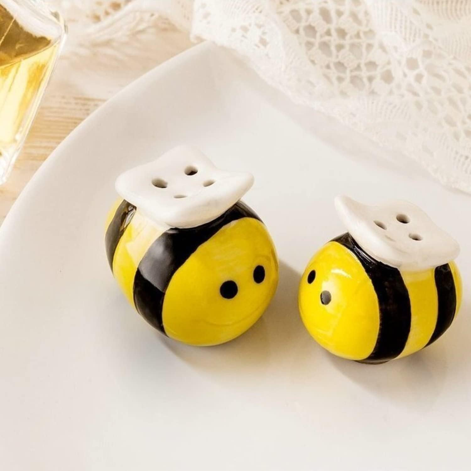 GADMA Salt and Pepper Shakers - Busy as a Bee - Ceramic Material image number 1