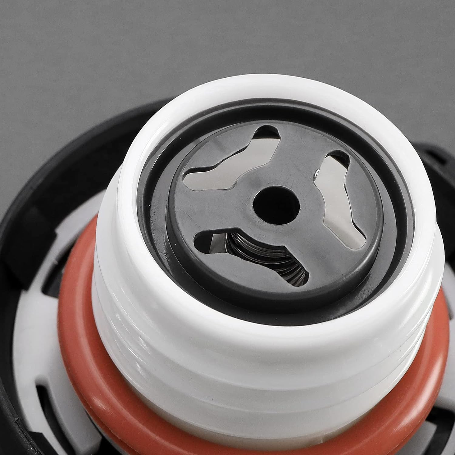 Ecsing Fuel Filler Cap Replacement 31392044 30636587 30769237 31321925 8613986 Compatible with Volvo Vehicles S60/S80/V60/V70/XC60/XC70/XC90 Fuel Tank Gas Cap image number 3