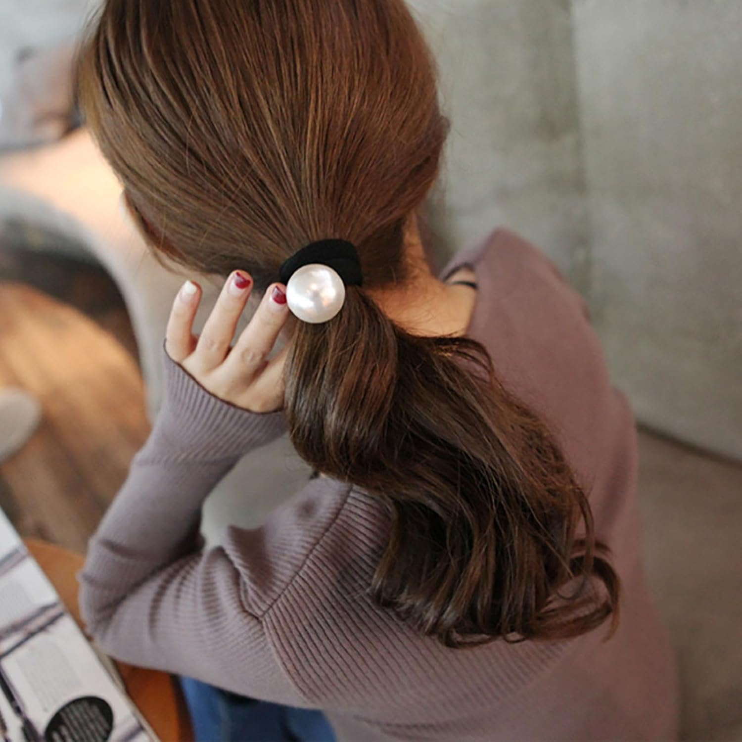 Tseenyi Pearl Hair Scrunchie Large Pearl Hair Rope White Pearl Elastic Hair Scrunchie Single Pearl Stretch Hair Bobbles Bridal Pearl Headwear Hair Rings Large Ponytail Holder Hair Band image number 2